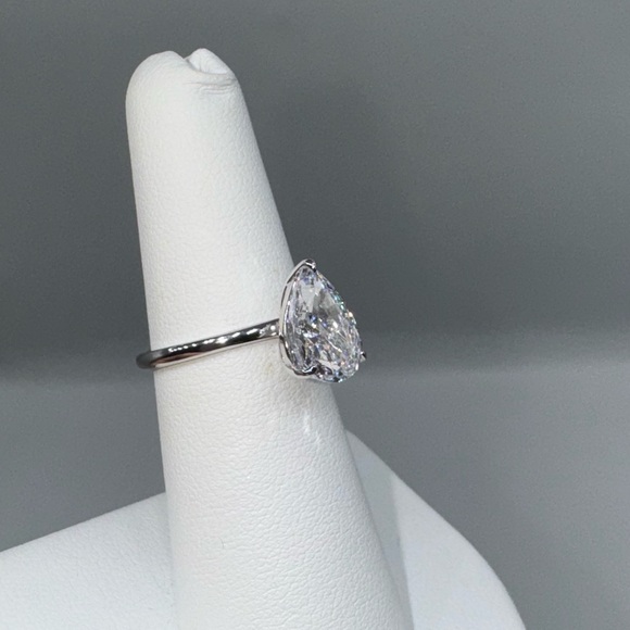 18k 1.75ct Pear Cut Ring - Picture 10 of 15